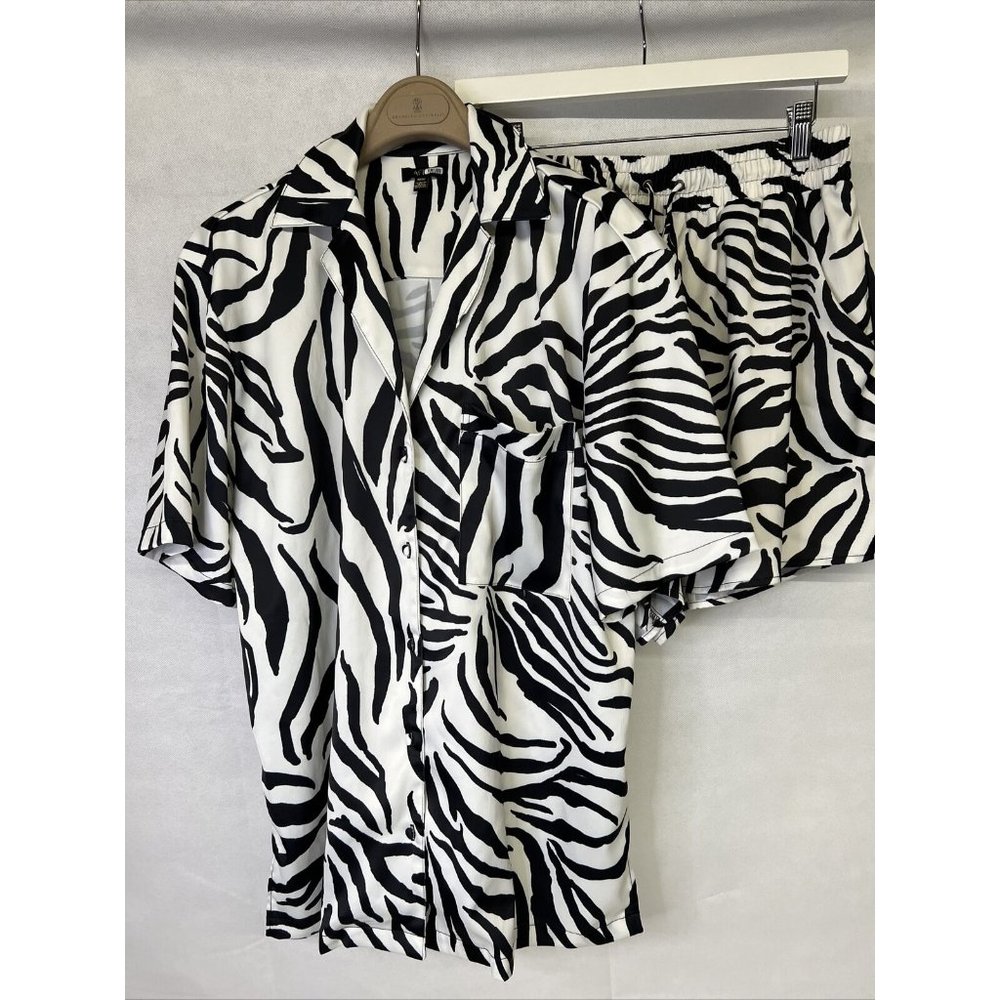 SET 2 pc Wrenn Button Front Shirt  AFRM brand White black short sleeve pocket M